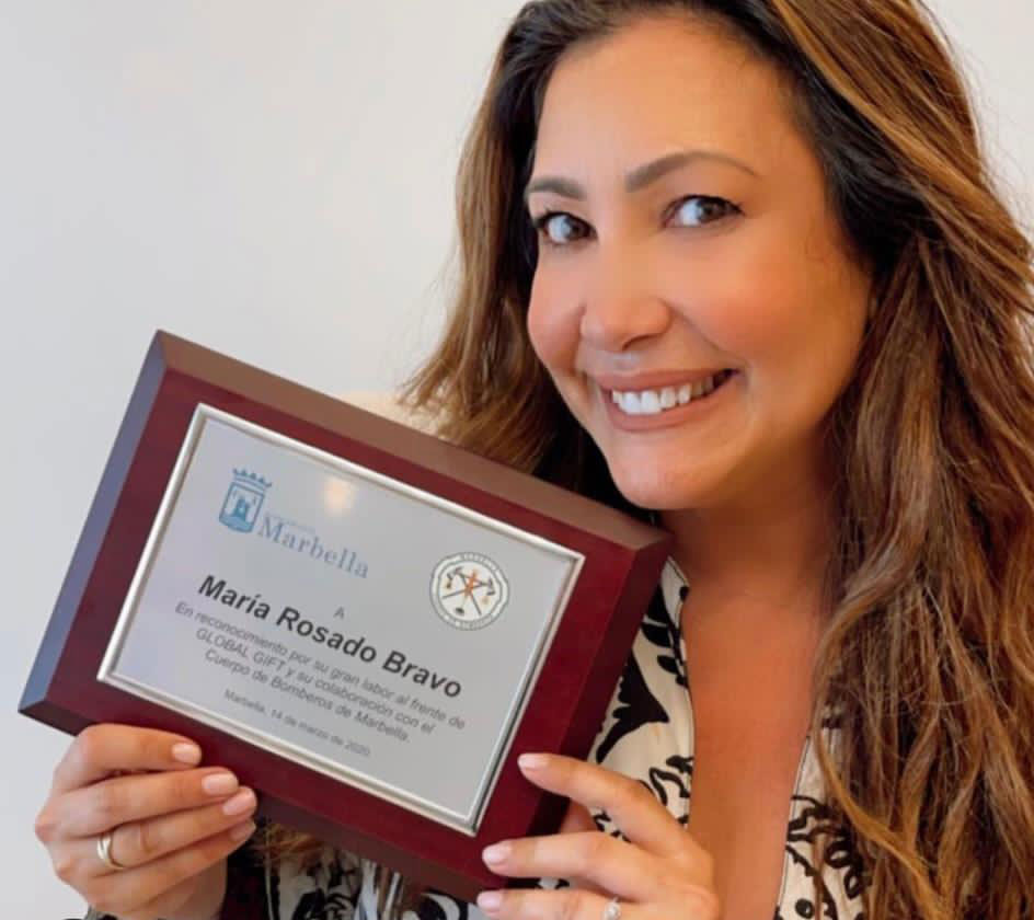 El Cuerpo de Bomberos junto con el Ayuntamiento de Marbella otorgan a María Bravo este premio como reconocimiento a su incansable labor frente a Global Gift Foundation