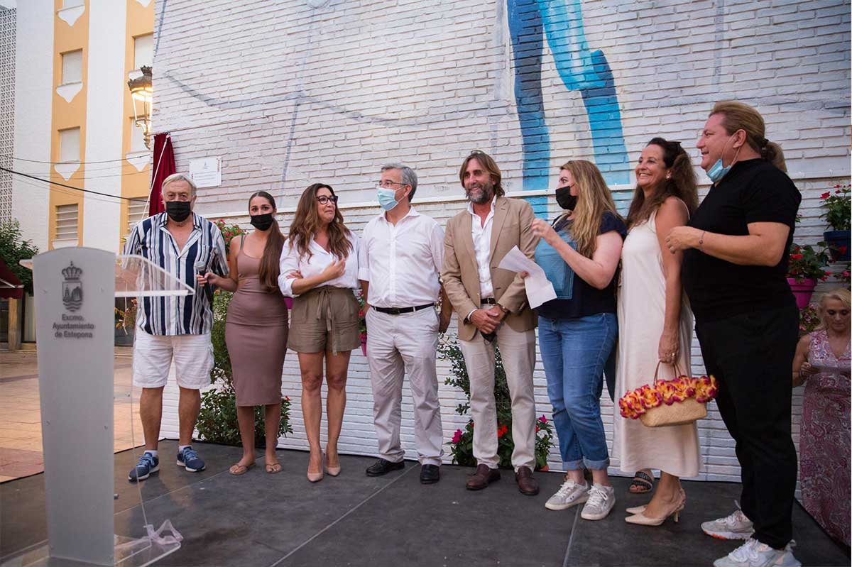 Estepona homenajea a María Bravo por una vida dedicada a mejorar la de los demás.