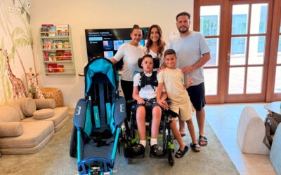 María Bravo presents Nicolás Fernández with the adapted wheelchair that will change his life.